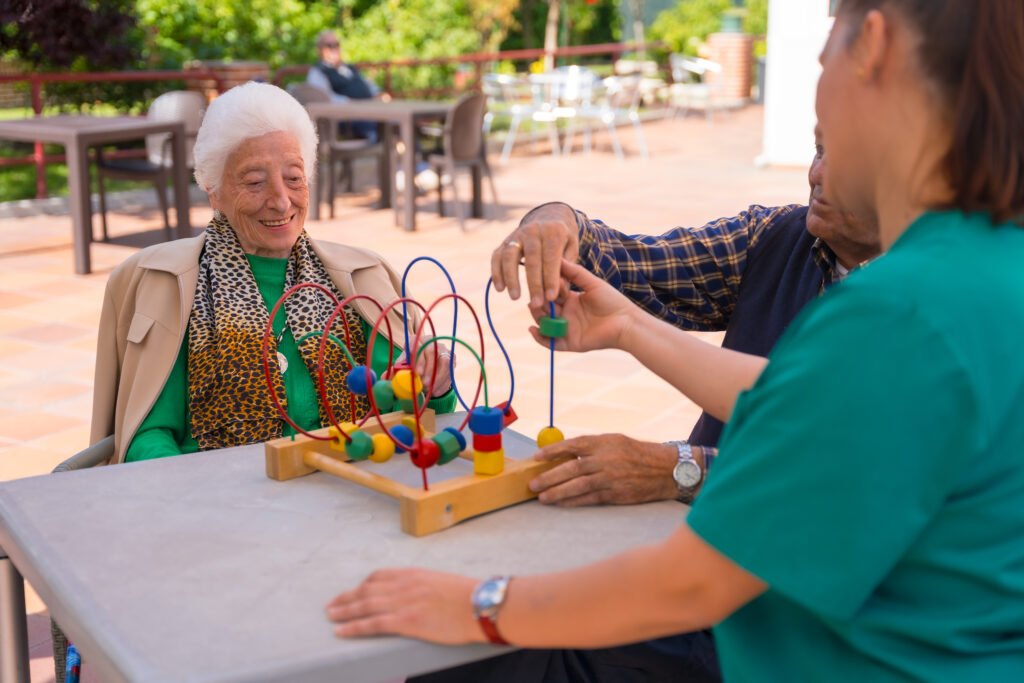 Senioren bei einer spielerischen Gedächtnisübung mit einer Betreuungskraft in Gelsenkirchen